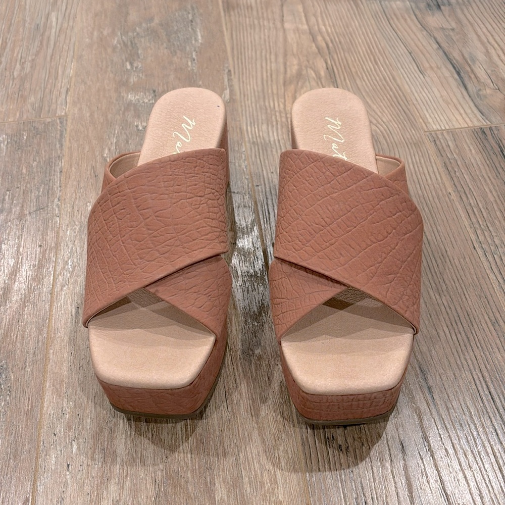 Matisse Holden Rose platform wedge size 9.